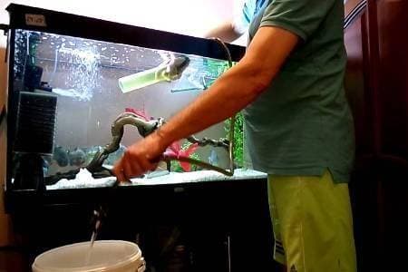 Процесс уборки с сифоном Процесс уборки с сифоном